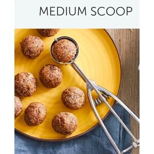 The Pampered Chef New Medium Scoop 2540